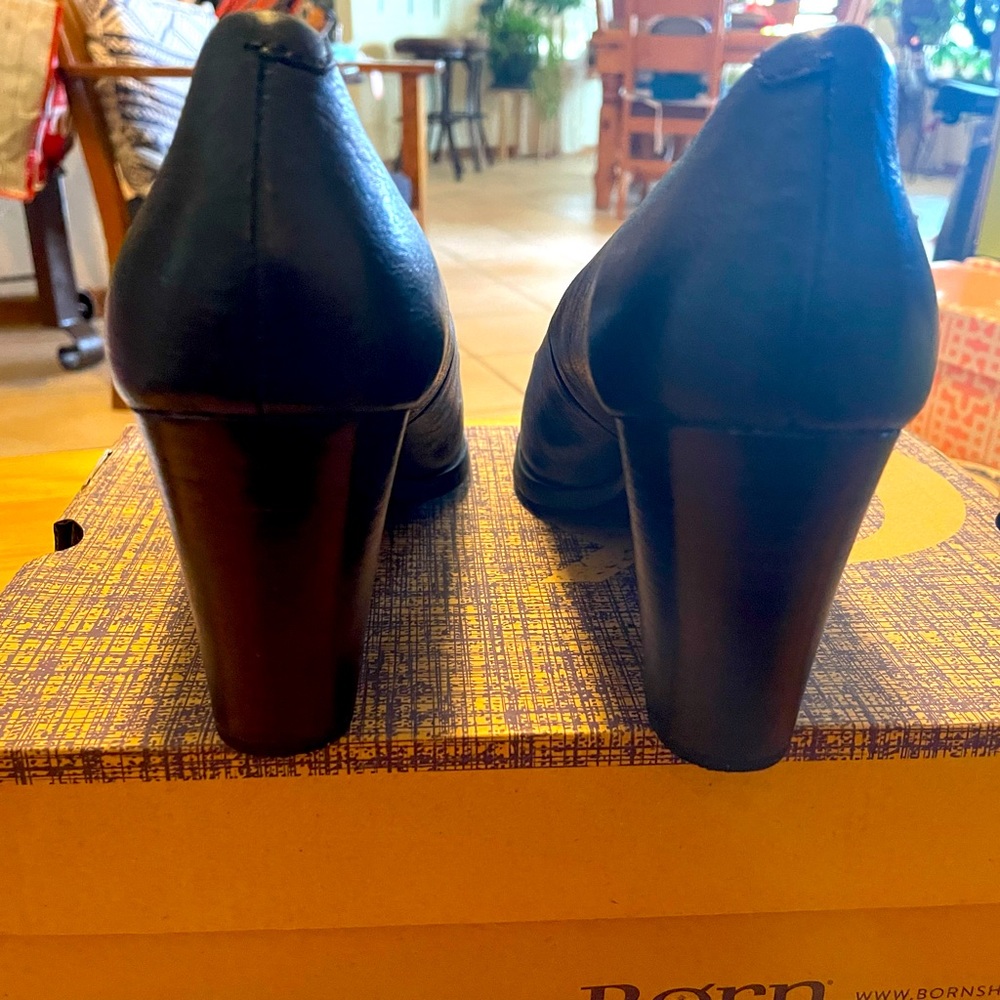 Black chunk pumps